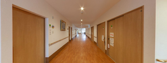 施設内の廊下と部屋の扉