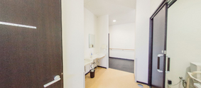 介護施設の清潔なトイレと洗面所