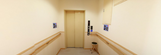 廊下を備えた介護施設の内部