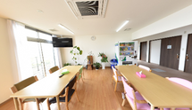 介護施設内の共用リビングスペース