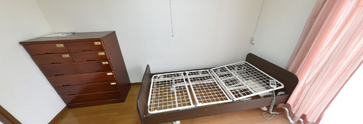 個室内部のシンプルな設備