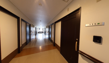 ゆとりある介護施設の通路