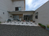 介護施設の明るい外観