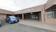 介護施設のエントランスと周辺