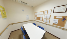 職員向けの情報掲示板と休憩スペース
