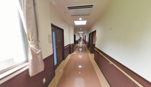 介護施設の通路と居室入口