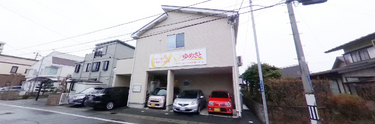 介護施設の静かな外観と通り