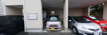 介護施設外観と周辺道路