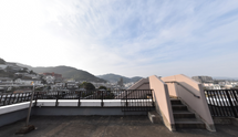 介護施設の開放的な屋上風景