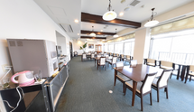 広々とした食堂での業務現場