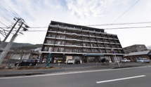 介護施設の外観と周辺地域