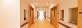 介護施設の通路と部屋の扉