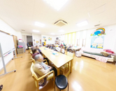 働く広々とした居間