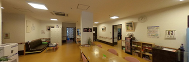 明るく広々した介護施設内部