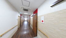 明るく清潔な介護施設の通路