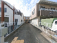 施設の出入口前  