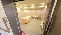 介護施設の広々とした浴室内部