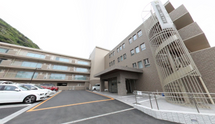 介護施設の外観と駐車場