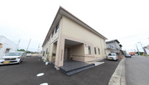 介護施設の入口と周囲