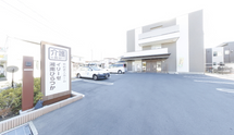 介護施設の入口と周辺環境