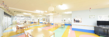 広々としたカラフルな施設内部