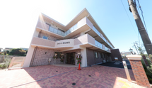 介護施設の外観と入口周辺