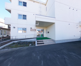 ゆったりとした建物前の風景