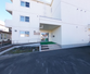 ゆったりとした建物前の風景
