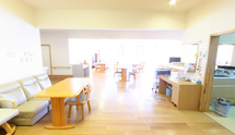 施設内の共有エリアの明るい風景