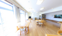 広々とした介護施設の居間