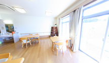 広々とした居間の全体像