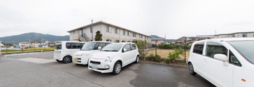 介護施設と駐車場の全景
