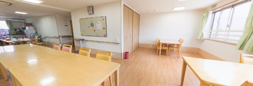 介護施設の食堂と廊下