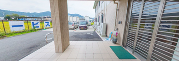 介護施設エントランスの全景