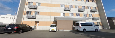介護施設の外観と駐車場
