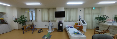 広く明るい介護施設の内部風景