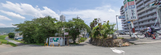 都市部の道路沿いの風景