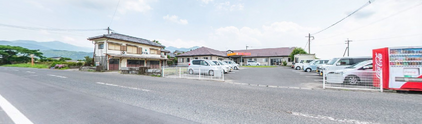 自然に囲まれた施設の景色