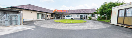 介護施設の駐車場と建物
