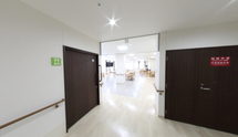 介護施設の廊下と共用スペース