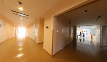 介護施設の廊下と扉のある風景
