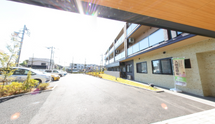 介護施設の入口と建物全景