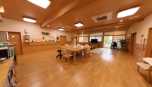 明るく広々とした介護施設内部