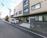 介護施設の外観と通り