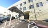 介護施設の外観と駐車場
