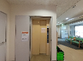 エレベーターと掲示板のホール