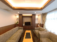 広々とした居心地の良いラウンジ