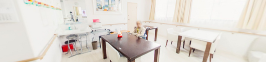 共用の居間とダイニングのある施設