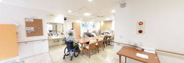 介護施設の共用スペースと廊下