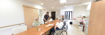 スタッフと利用者の交流風景